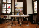 Na zdjęciu Miriam Borowska - dziewczynka gra na keybordzie i śpiewa