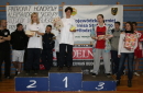 Na zdjęciu nagrodzone osoby za pierwsze drugie i trzecie miejsce stoją na podium