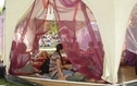 <p>Grupa dziewczyn odpoczywająca na poduchach pod namiotem</p>