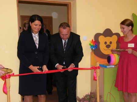 Gabinet dla niepełnosprawnych dzieci otwierają Jarosław Duda - Pełnomocnik Rządu ds. Osób Niepełnosprawnych oraz Edyta Zamelska –Włodarczyk- dyrektor BZWBK Brzeg Dolny. Bank wsparł finansowo powstanie gabinetu. gabinet